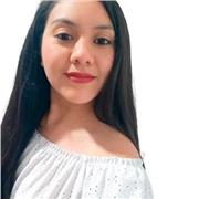 Profesora de español imparte clases a personas de todas las edades